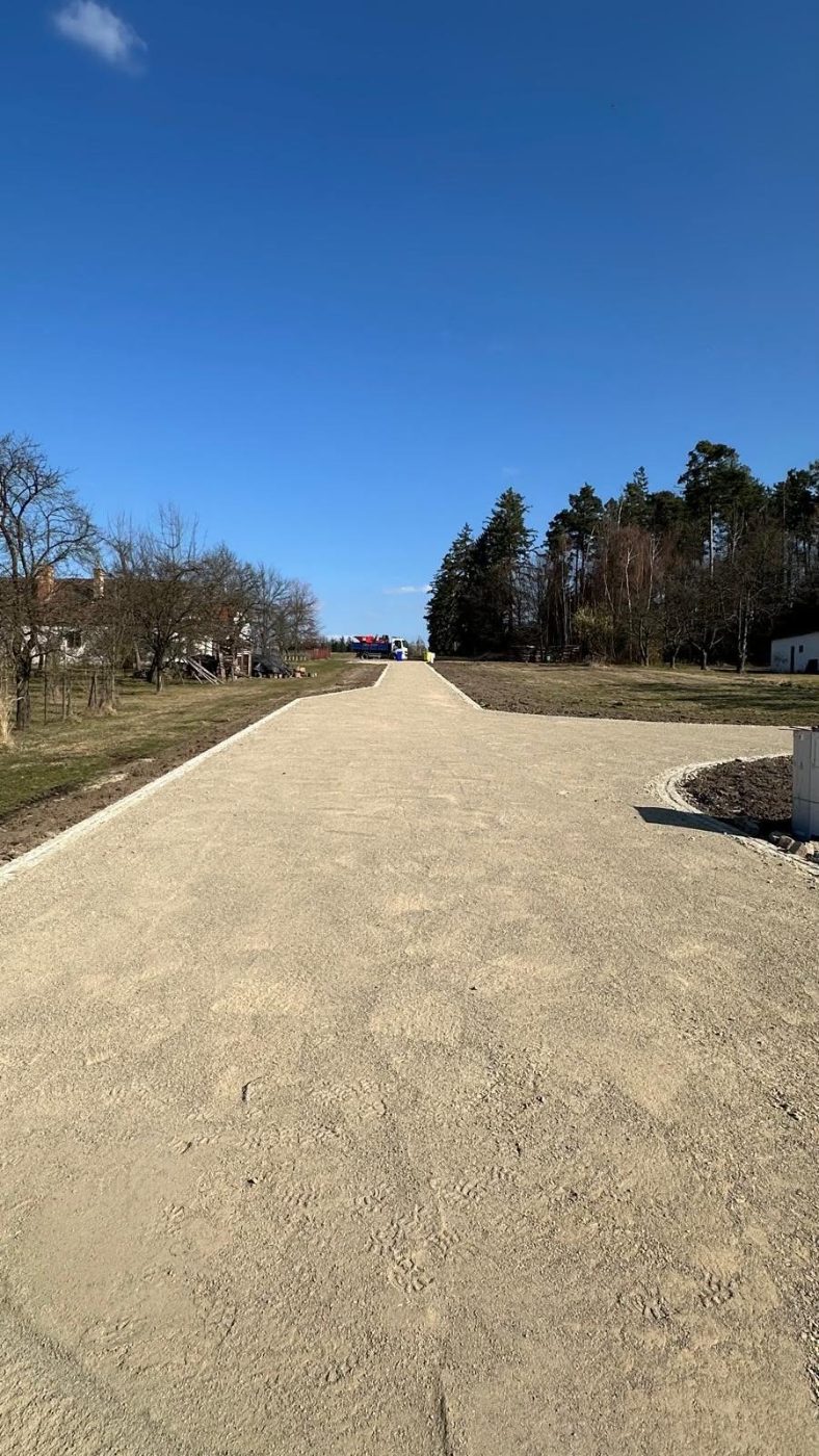 Příjezdová cesta a zpevněná plocha 1