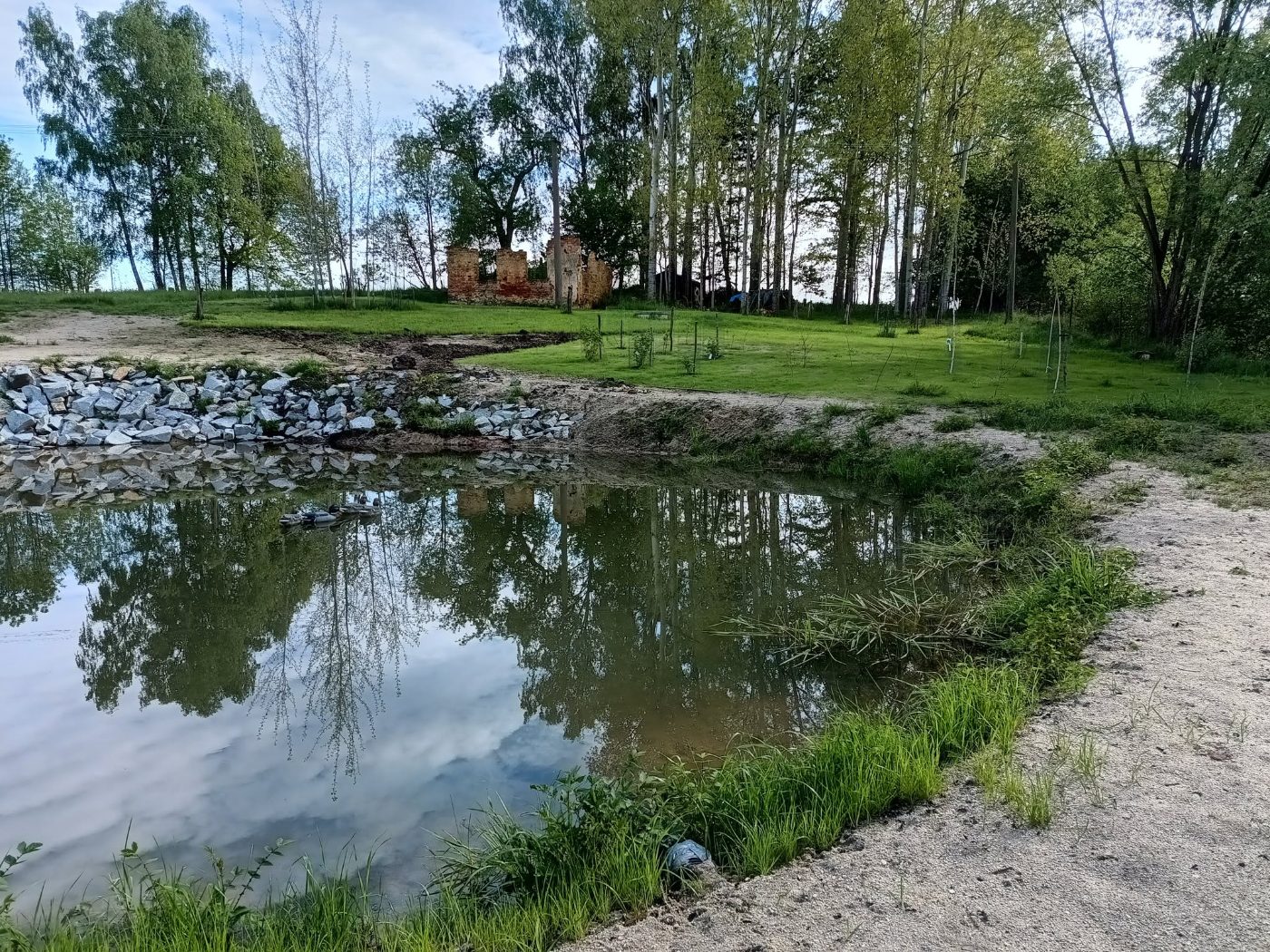 Výkop a stavba přírodního jezírka 4